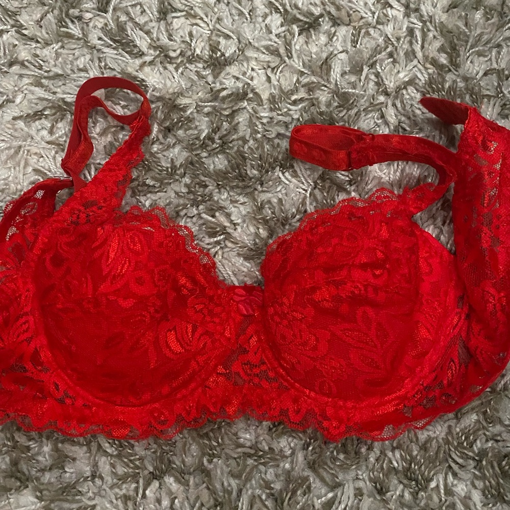 Red bra - Picture 2 of 5